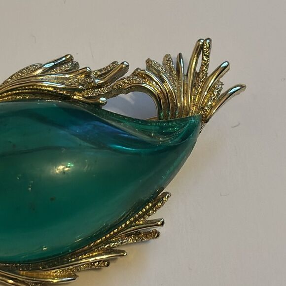 Vintage Art Deco Gold Tone and Green Clear Resin Fish Brooch Pin - Picture 2 of 7